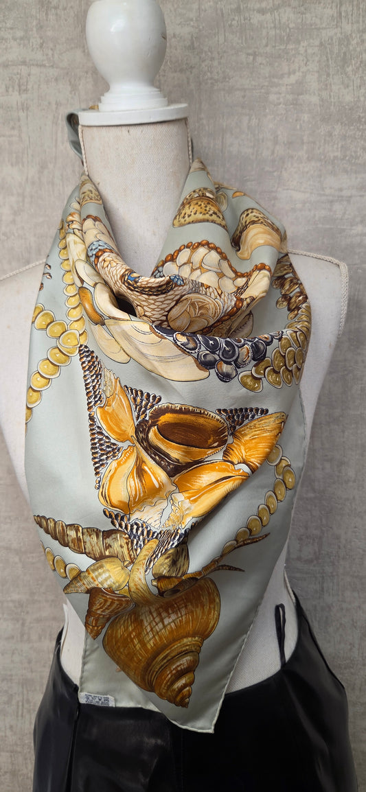Carré Hermès en twill de soie "Rocailles "