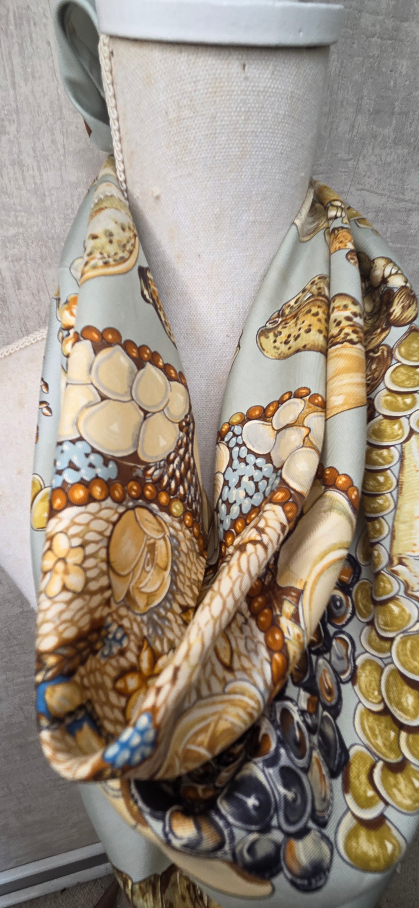 Carré Hermès en twill de soie "Rocailles "