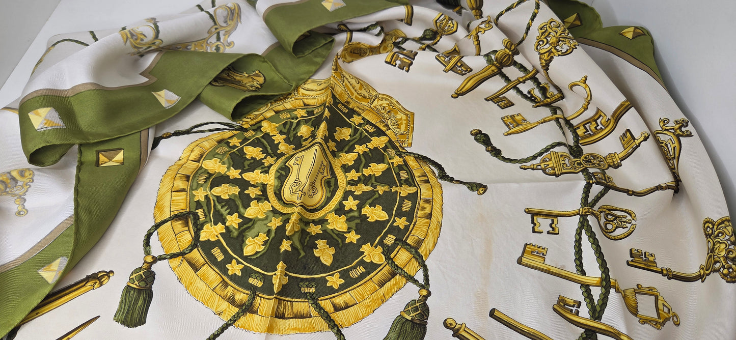 Carré Hermès en twill de soie "Les Clés "