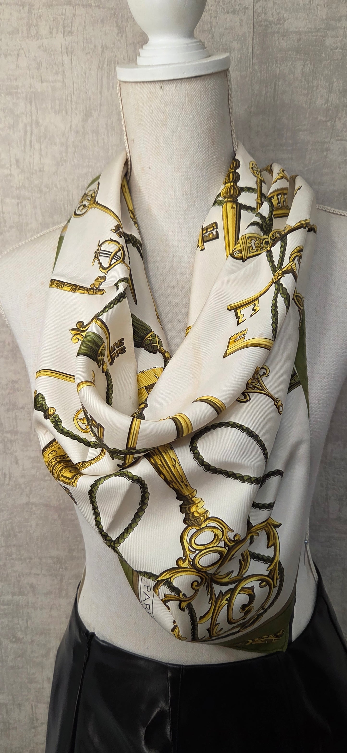 Carré Hermès en twill de soie "Les Clés "