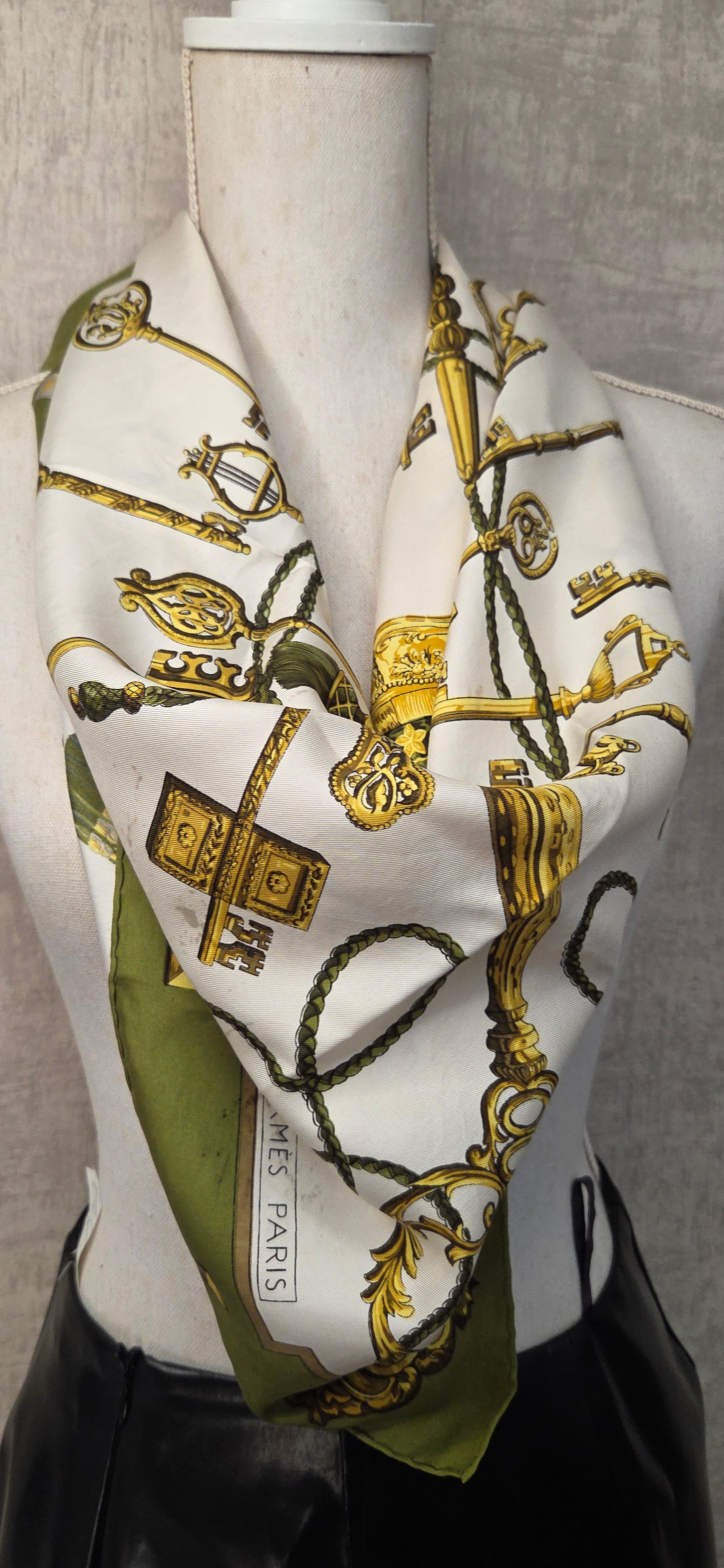 Carré Hermès en twill de soie "Les Clés "