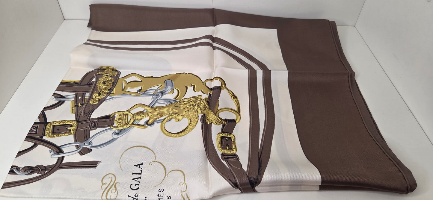 Carré Hermès en twill de soie "Brides de Gala"