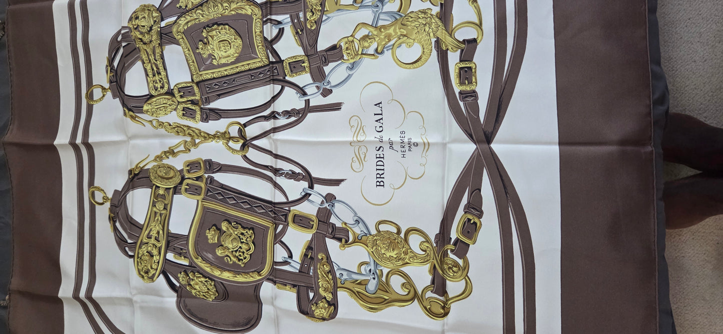 Carré Hermès en twill de soie "Brides de Gala"
