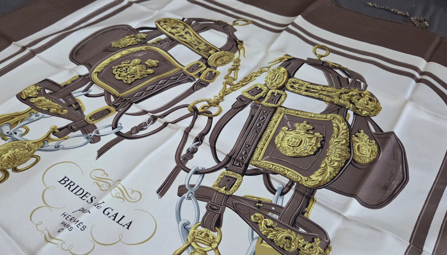 Carré Hermès en twill de soie "Brides de Gala"