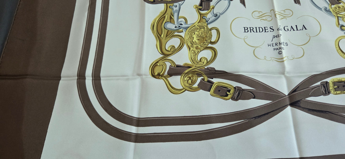 Carré Hermès en twill de soie "Brides de Gala"