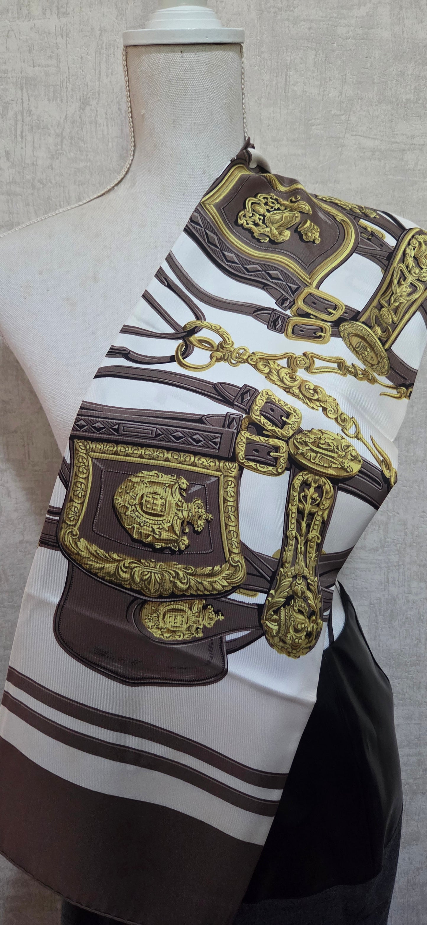 Carré Hermès en twill de soie "Brides de Gala"