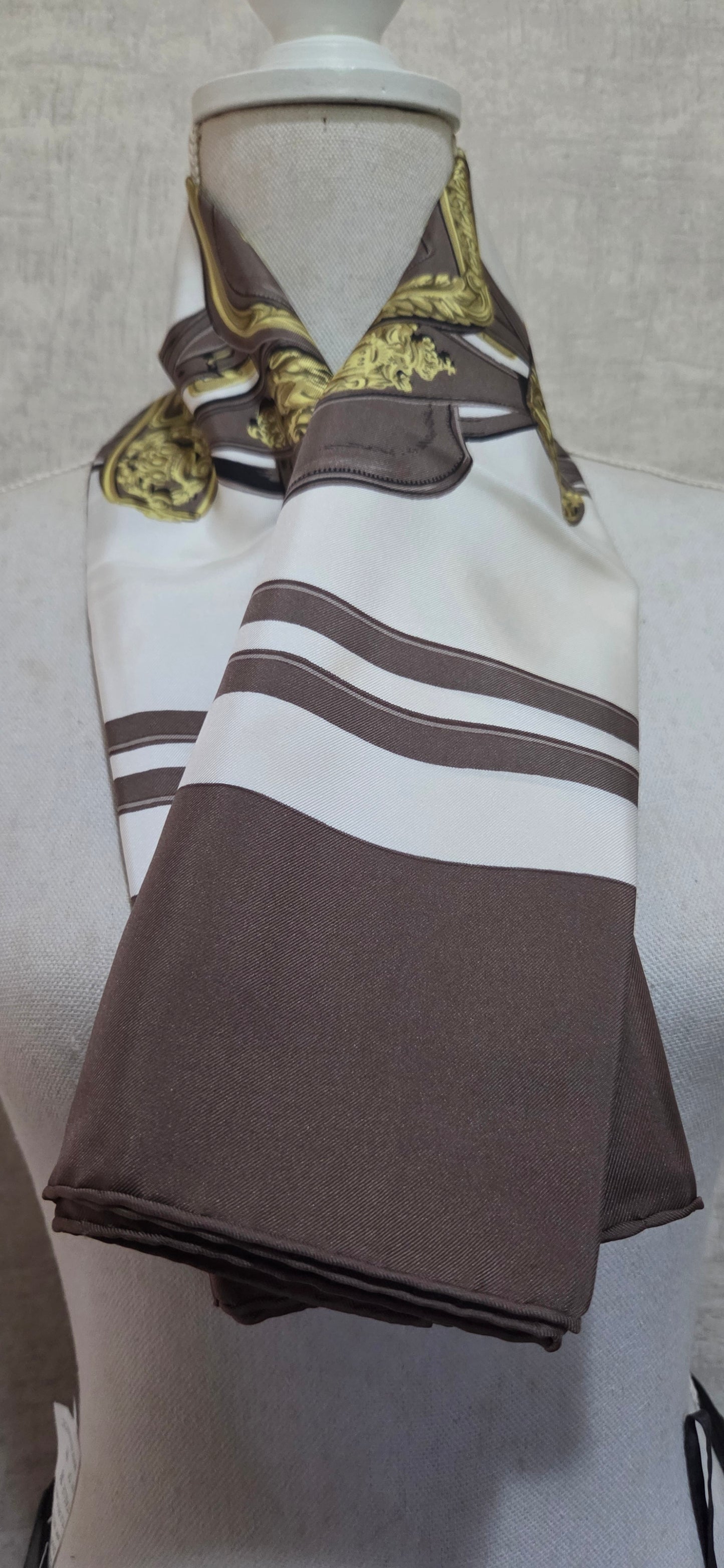 Carré Hermès en twill de soie "Brides de Gala"
