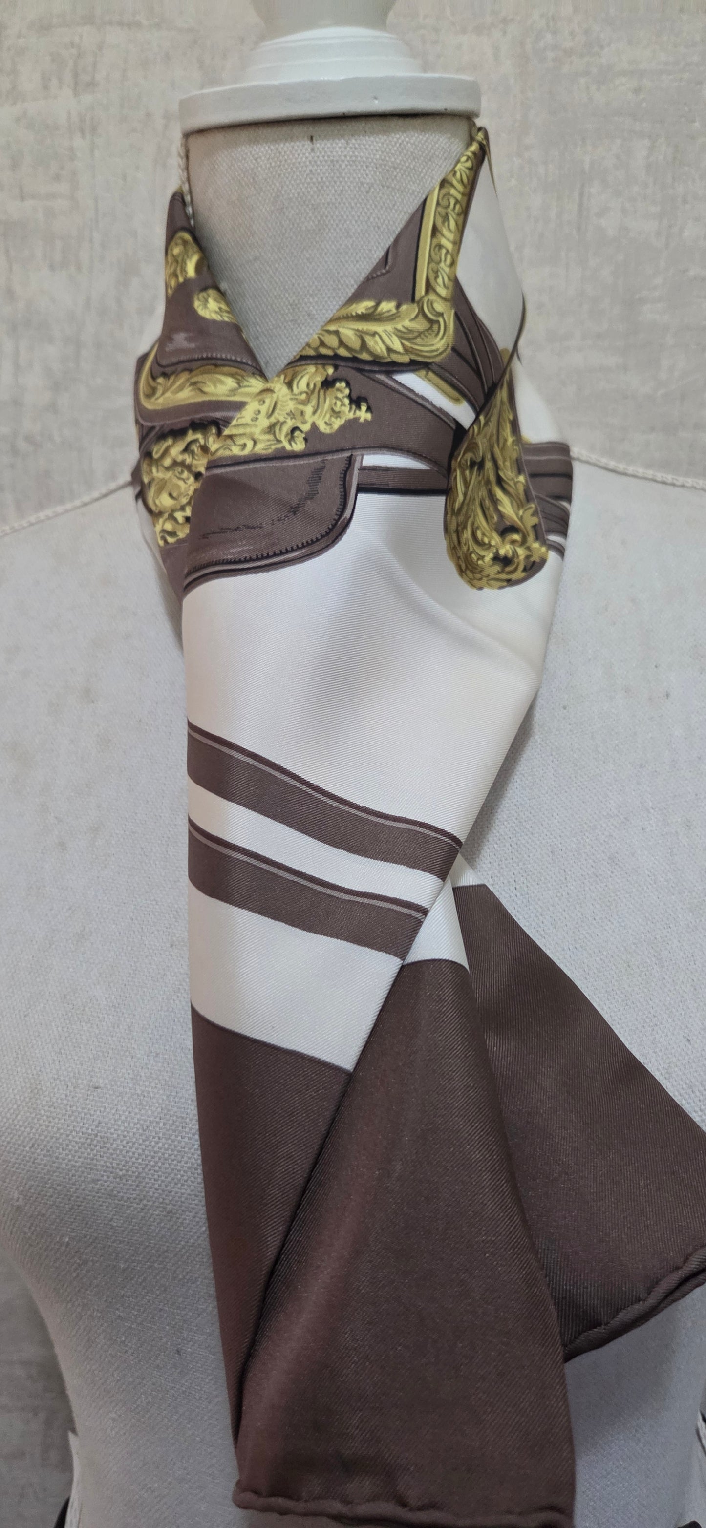 Carré Hermès en twill de soie "Brides de Gala"