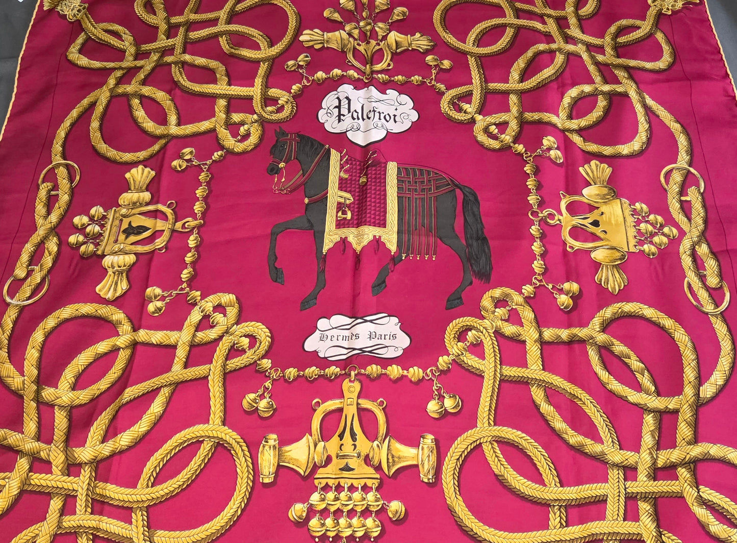 Carré Hermès en twill de soie "Palefroi "