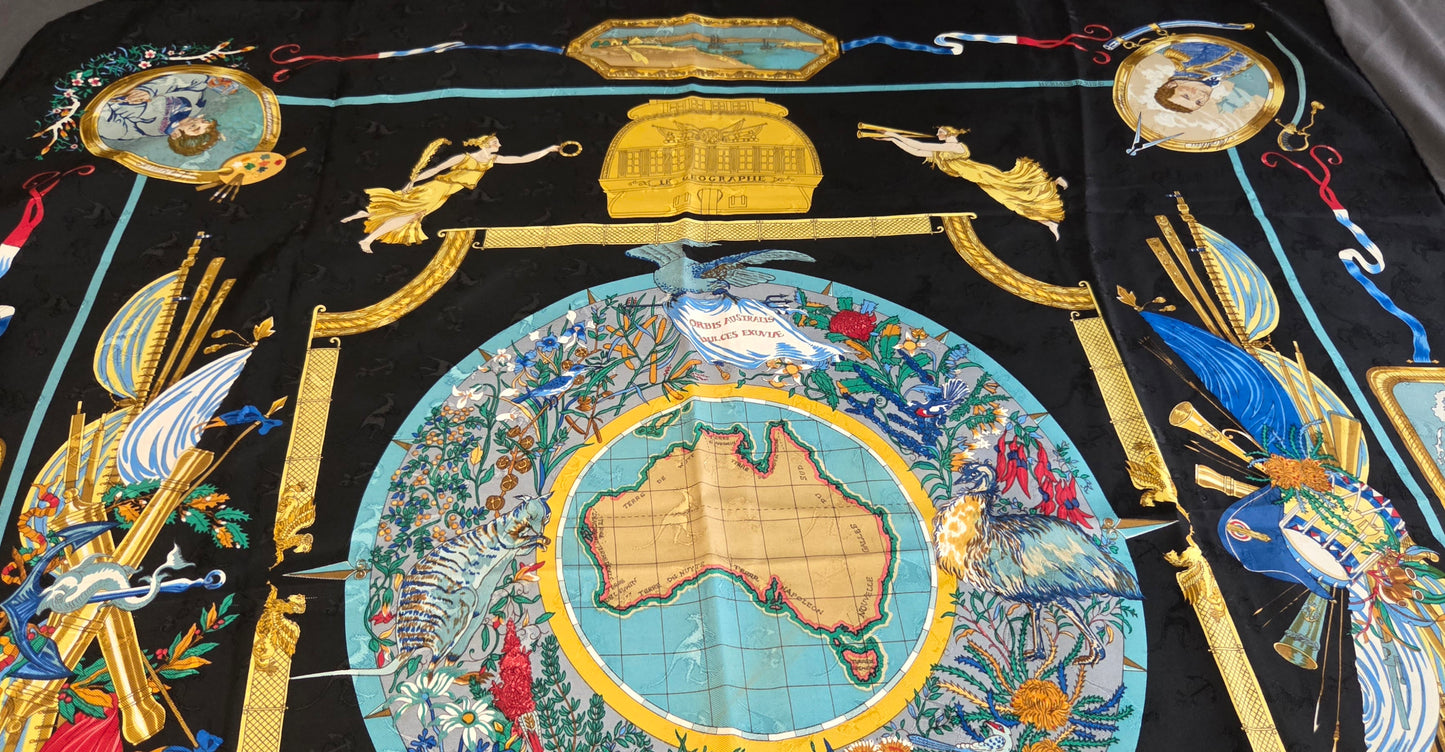 Carré Hermès en twill de soie "Le Geographe "