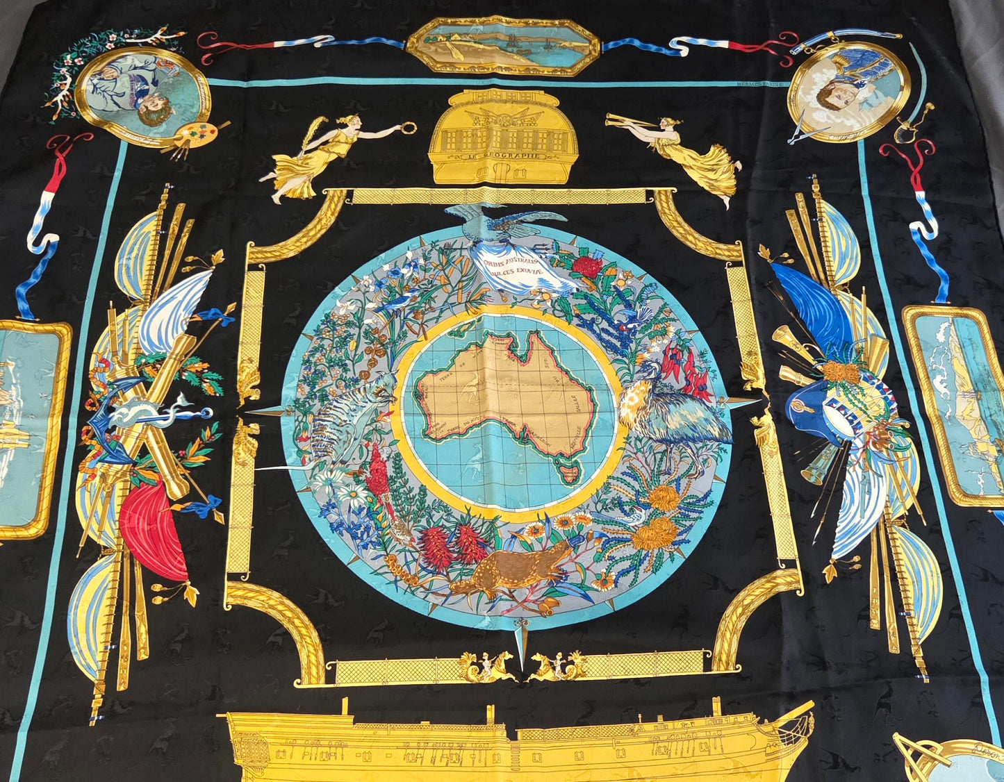Carré Hermès en twill de soie "Le Geographe "