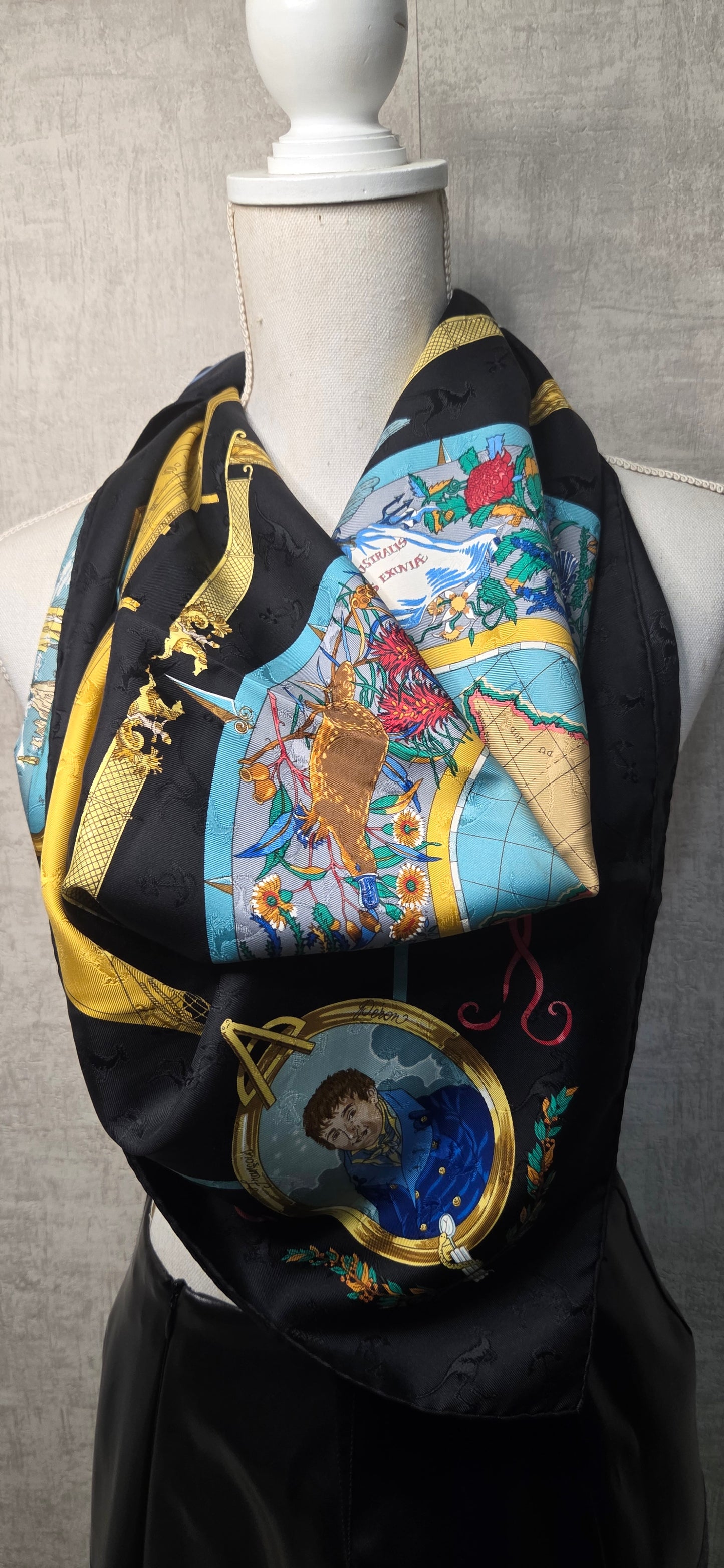 Carré Hermès en twill de soie "Le Geographe "