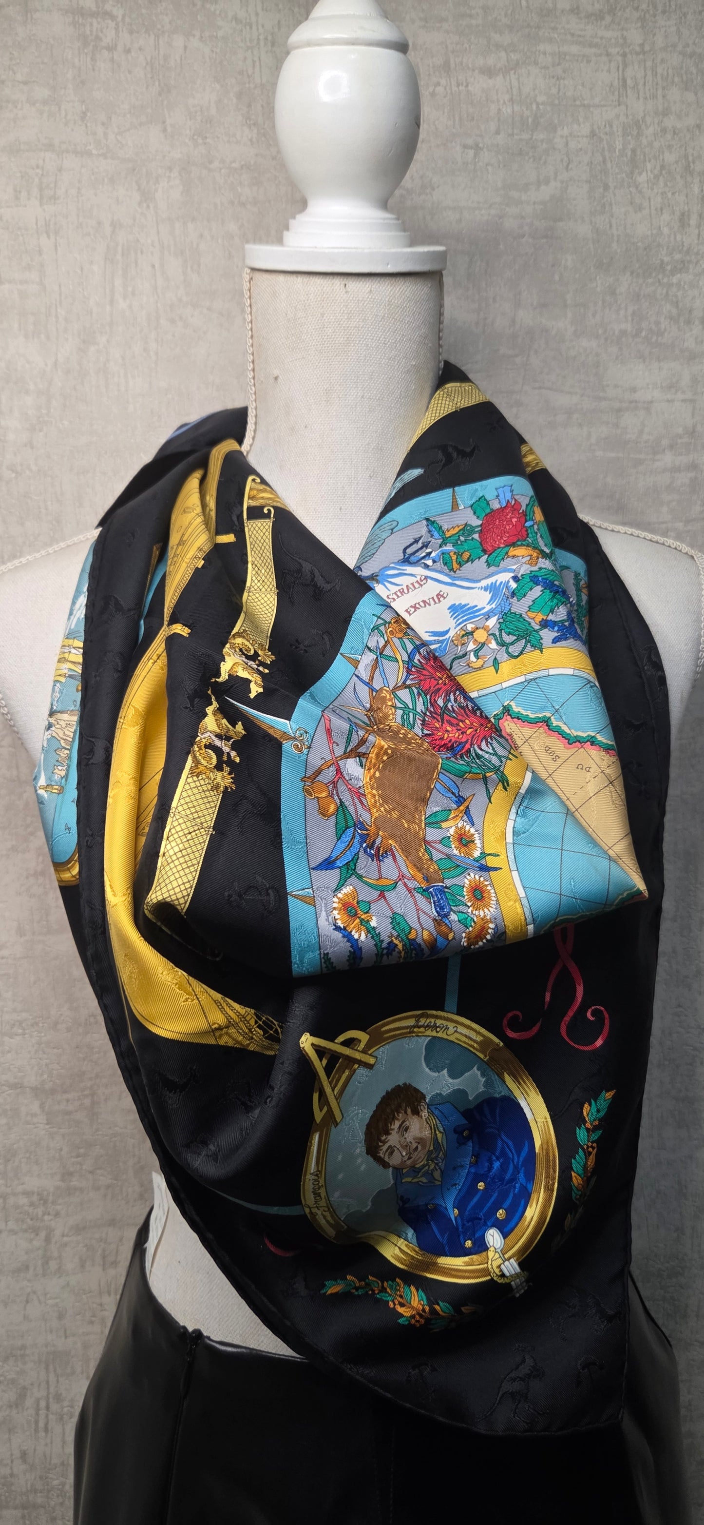 Carré Hermès en twill de soie "Le Geographe "