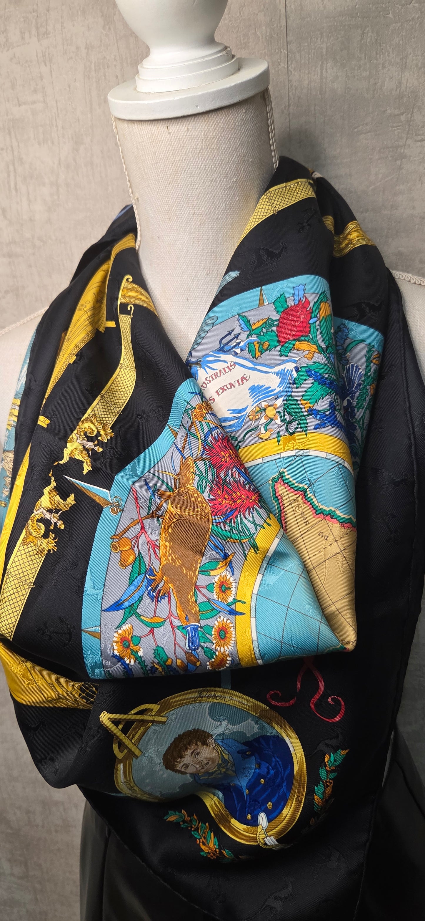 Carré Hermès en twill de soie "Le Geographe "