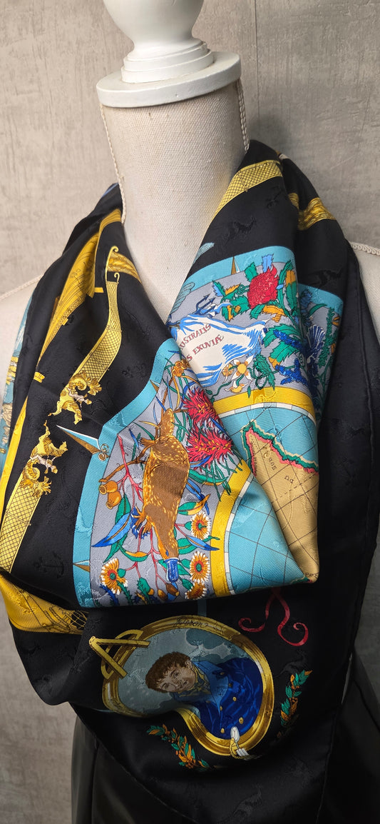 Carré Hermès en twill de soie "Le Geographe "