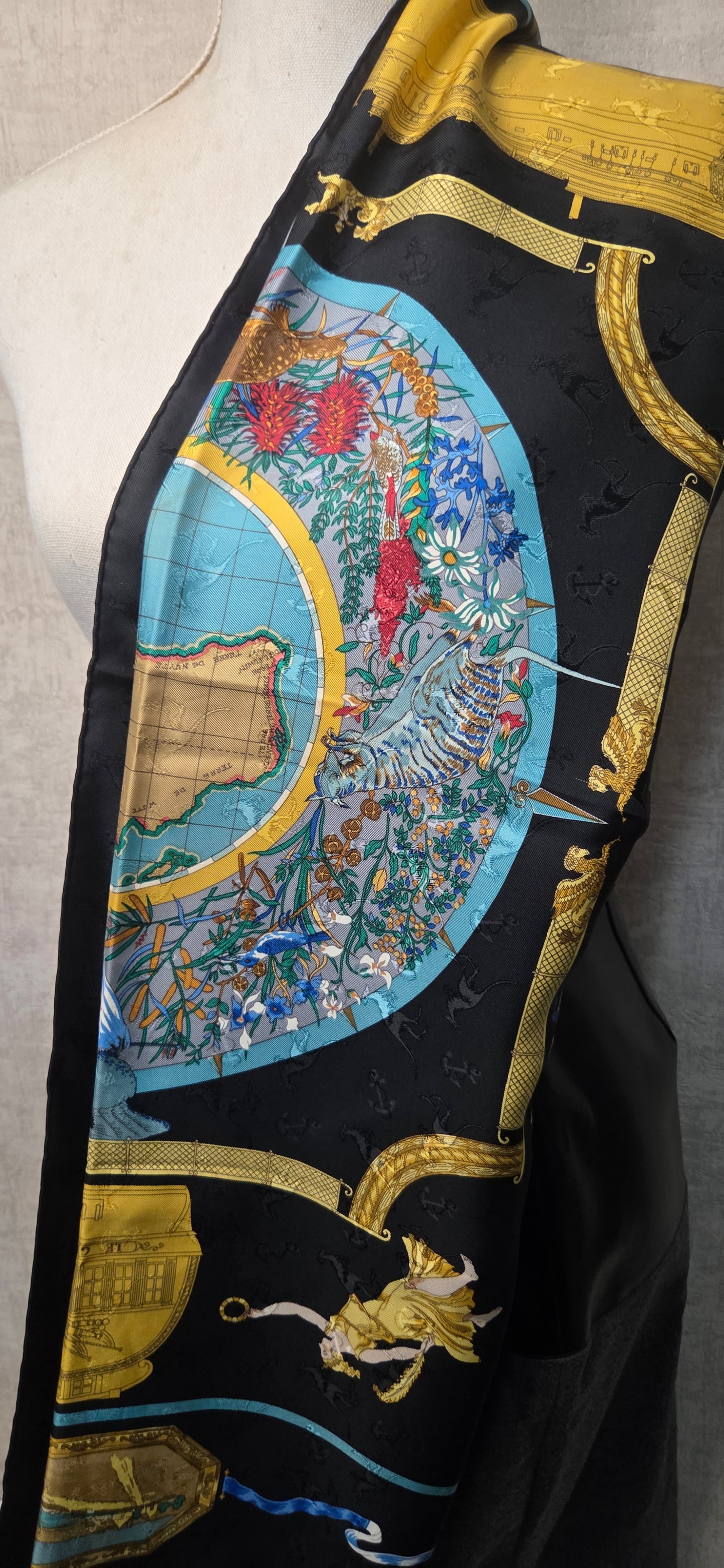 Carré Hermès en twill de soie "Le Geographe "