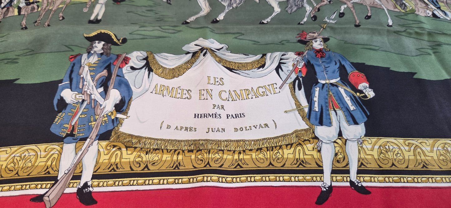 Carré Hermès en twill de soie "Les Armées en Campagne "