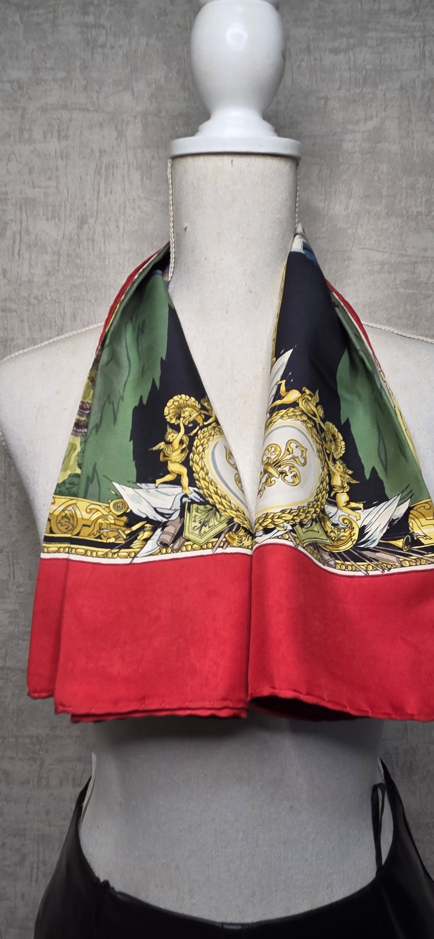 Carré Hermès en twill de soie "Les Armées en Campagne "