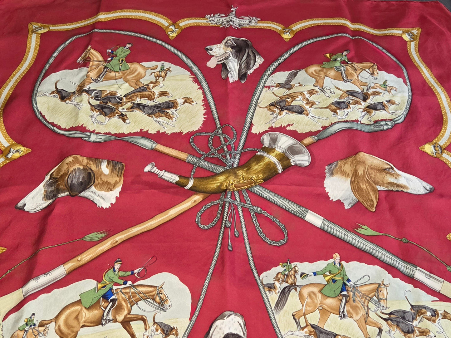 Carré Hermès en twill de soie "Le Laisser Courre "