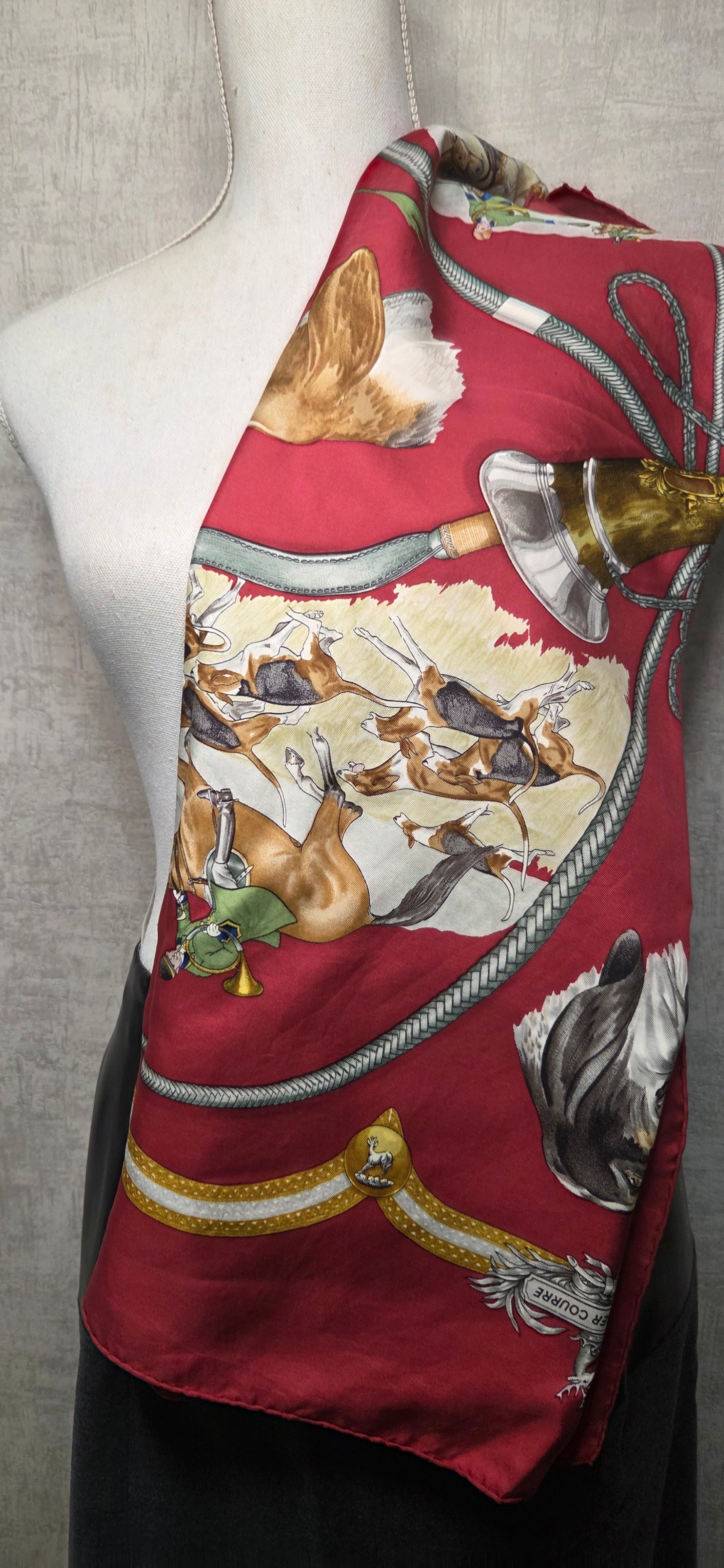Carré Hermès en twill de soie "Le Laisser Courre "
