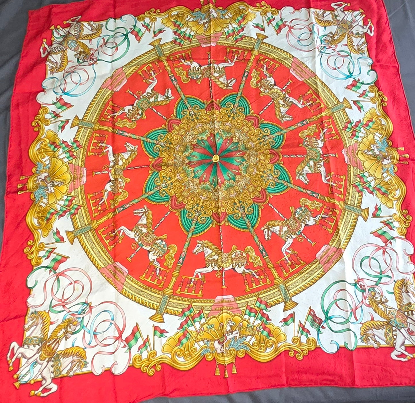 Carré Hermès en twill de soie "Luna Park "