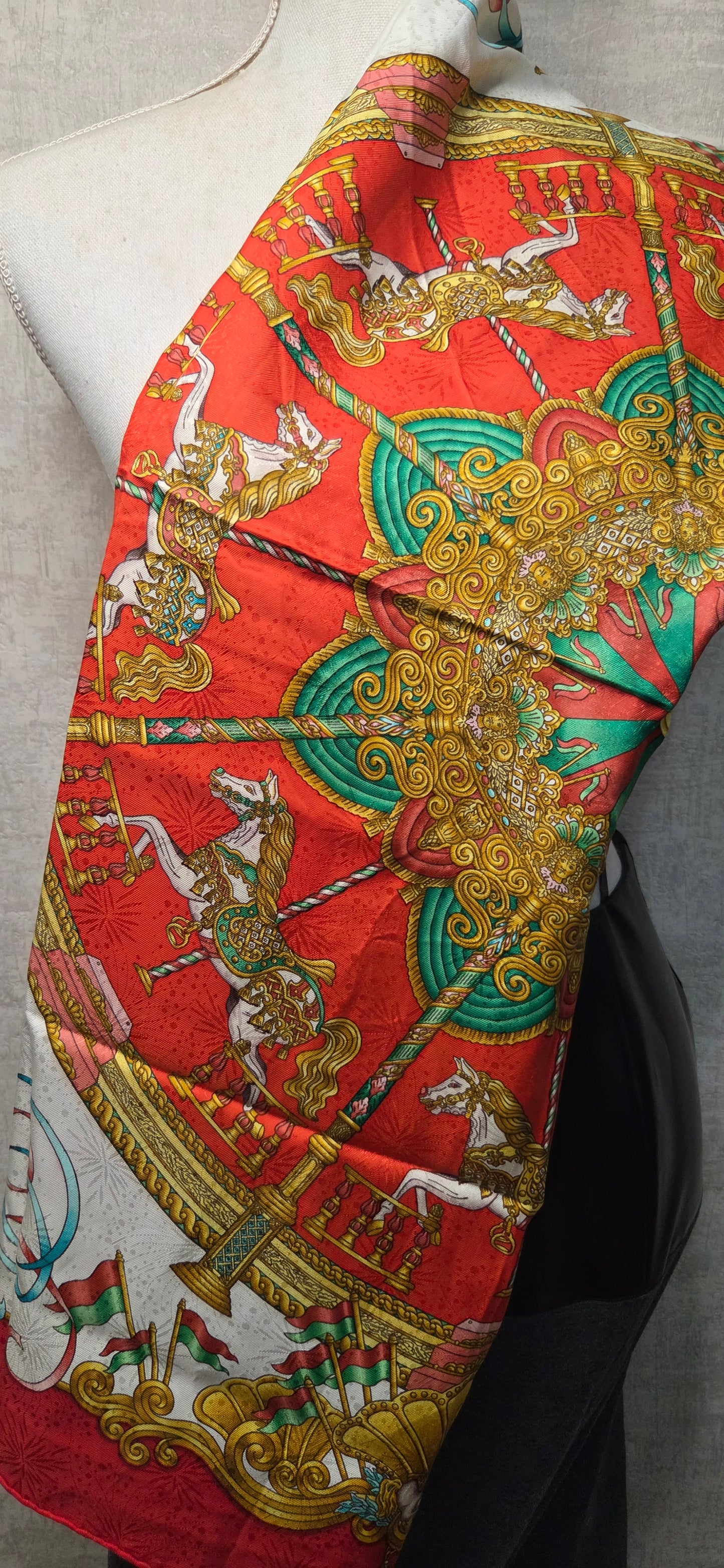 Carré Hermès en twill de soie "Luna Park "