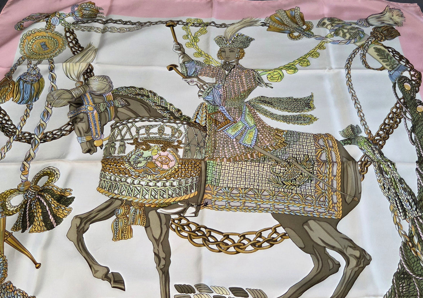 Carré Hermès en twill de soie "Le Timbalier "