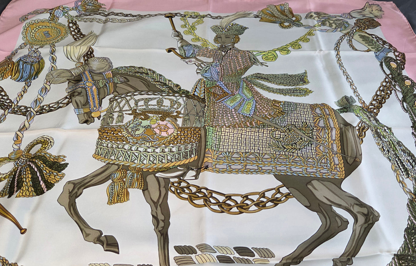 Carré Hermès en twill de soie "Le Timbalier "