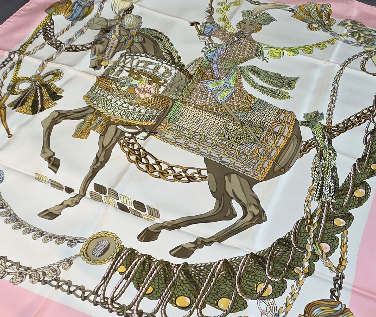 Carré Hermès en twill de soie "Le Timbalier "