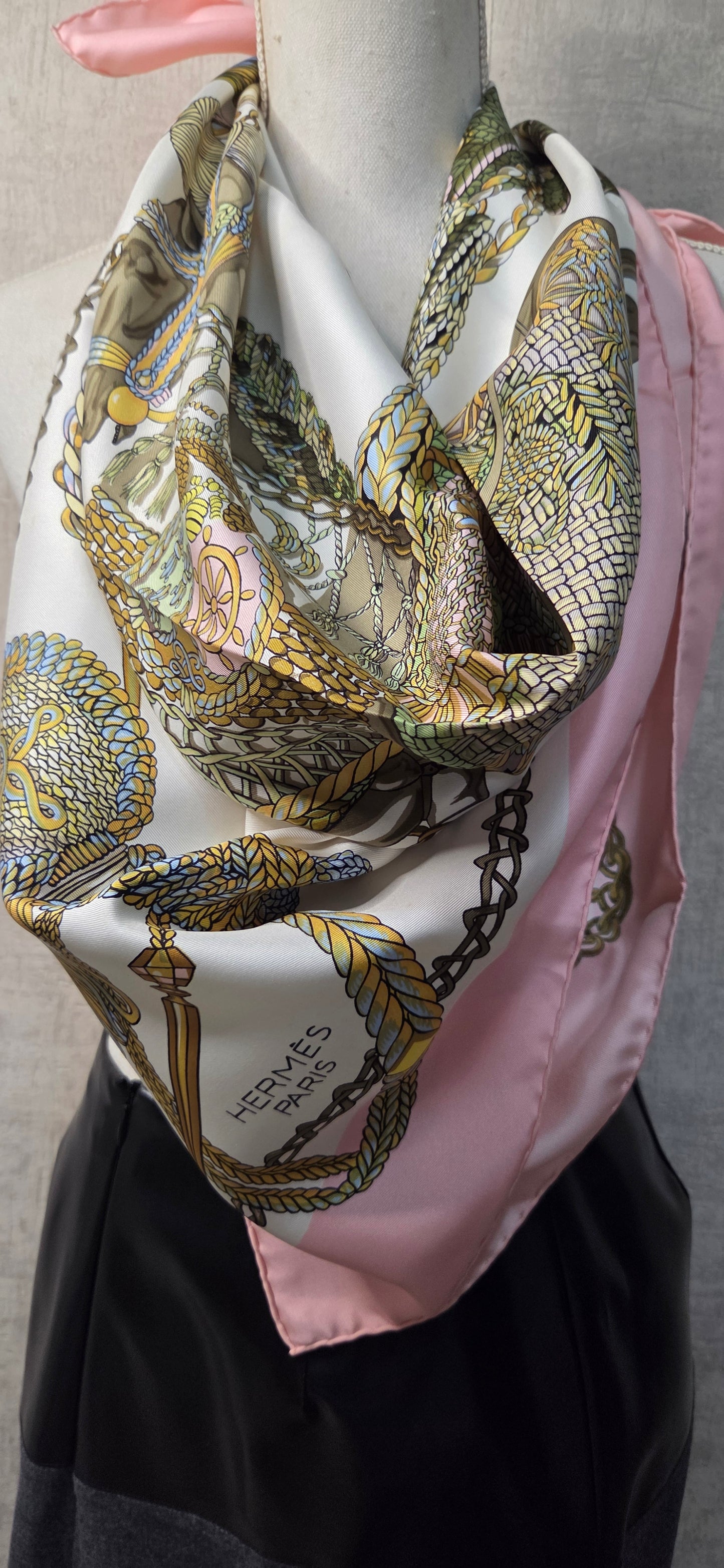 Carré Hermès en twill de soie "Le Timbalier "