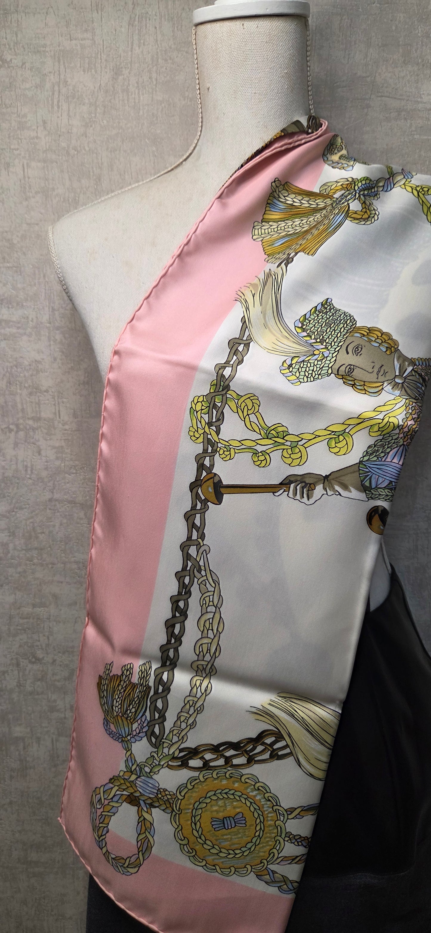 Carré Hermès en twill de soie "Le Timbalier "