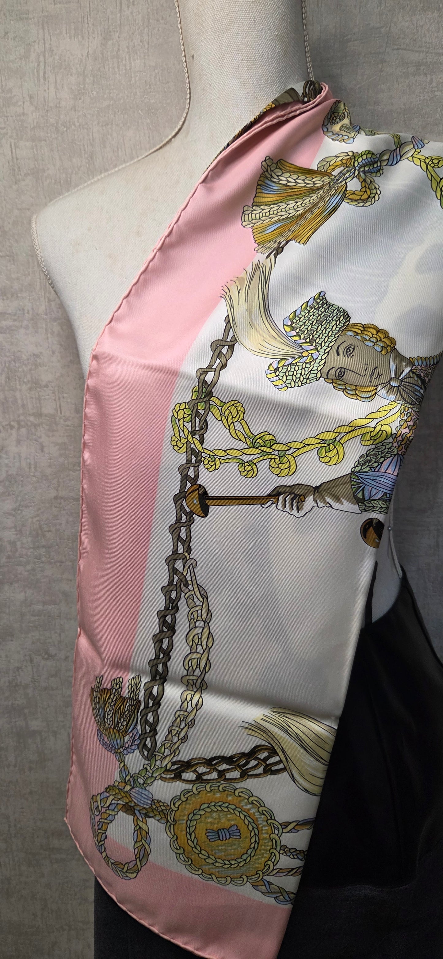 Carré Hermès en twill de soie "Le Timbalier "
