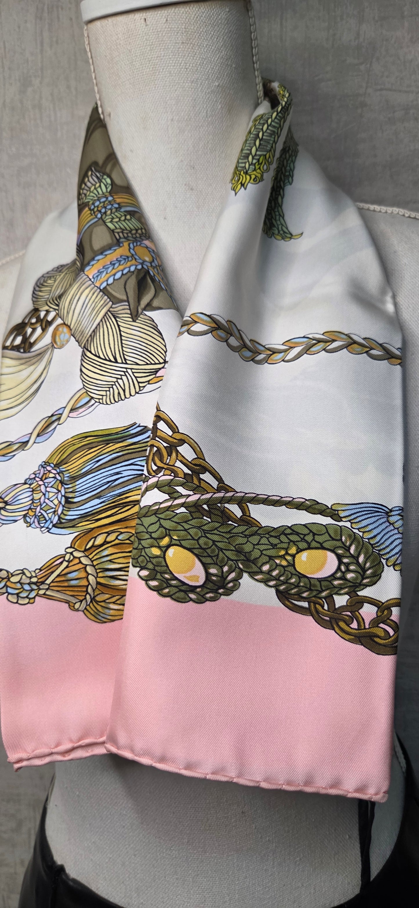Carré Hermès en twill de soie "Le Timbalier "