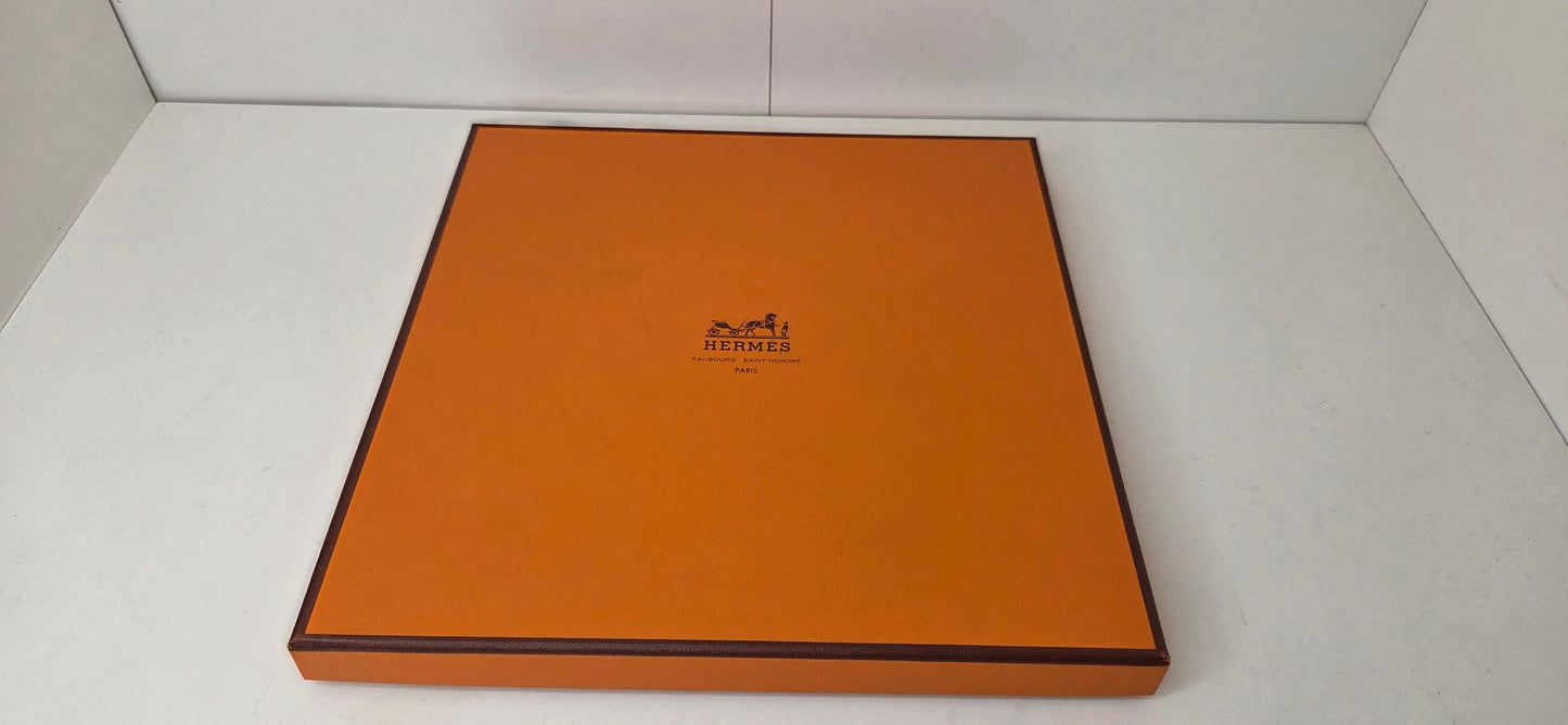 Carré Hermès en twill de soie "Kosmima "