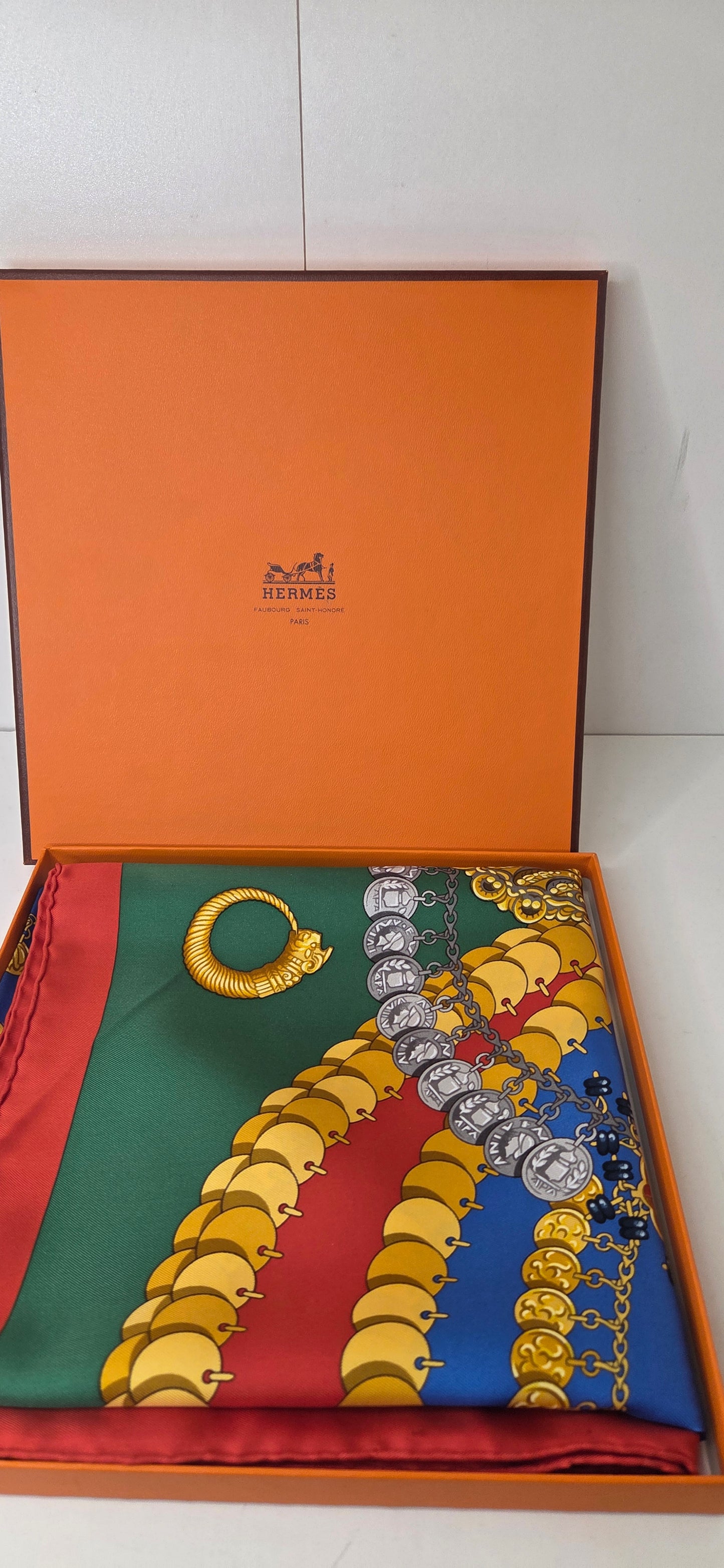 Carré Hermès en twill de soie "Kosmima "