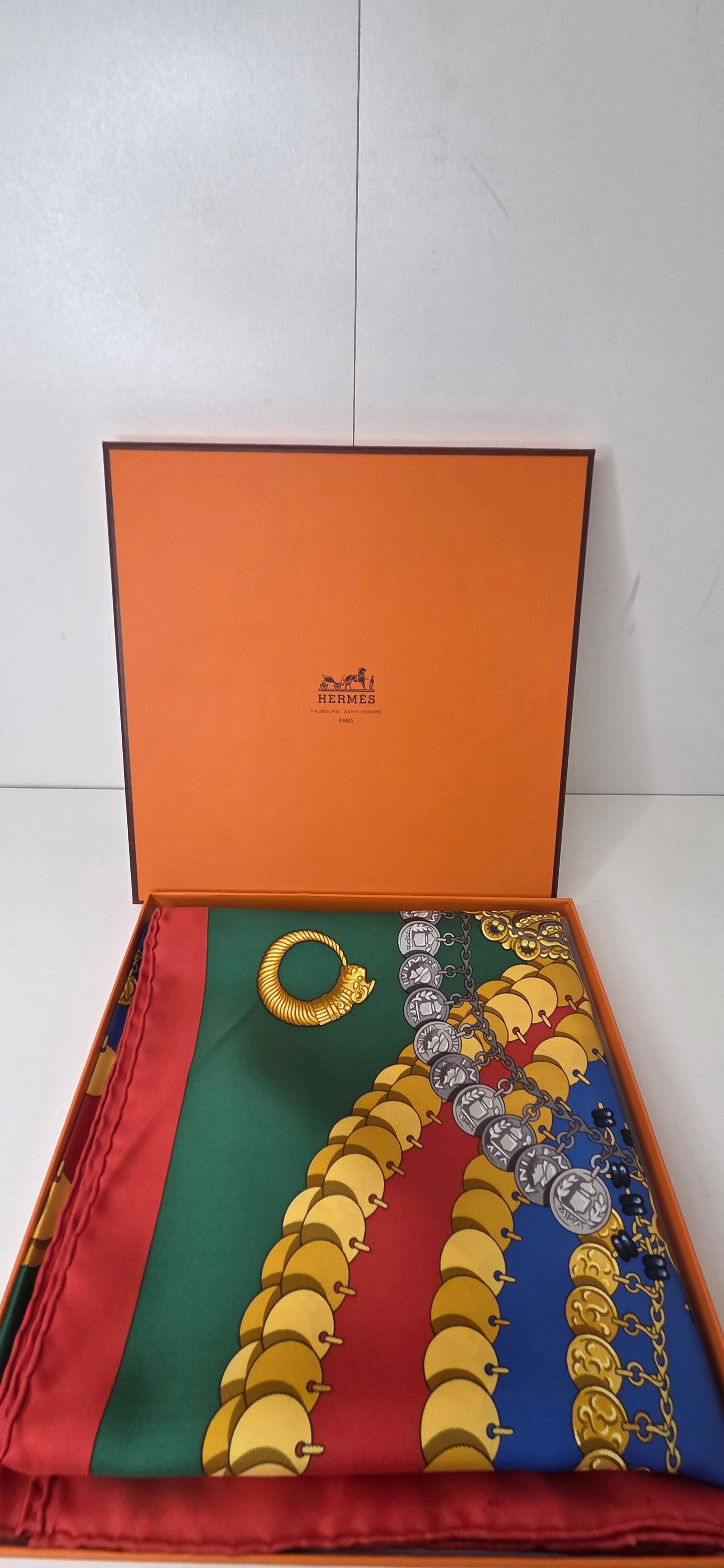 Carré Hermès en twill de soie "Kosmima "