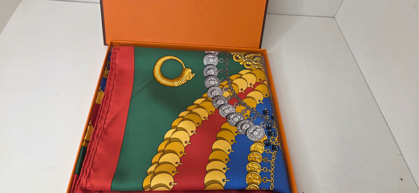 Carré Hermès en twill de soie "Kosmima "