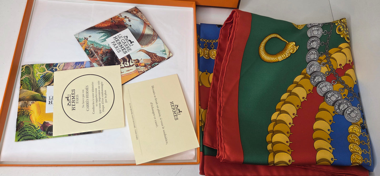 Carré Hermès en twill de soie "Kosmima "