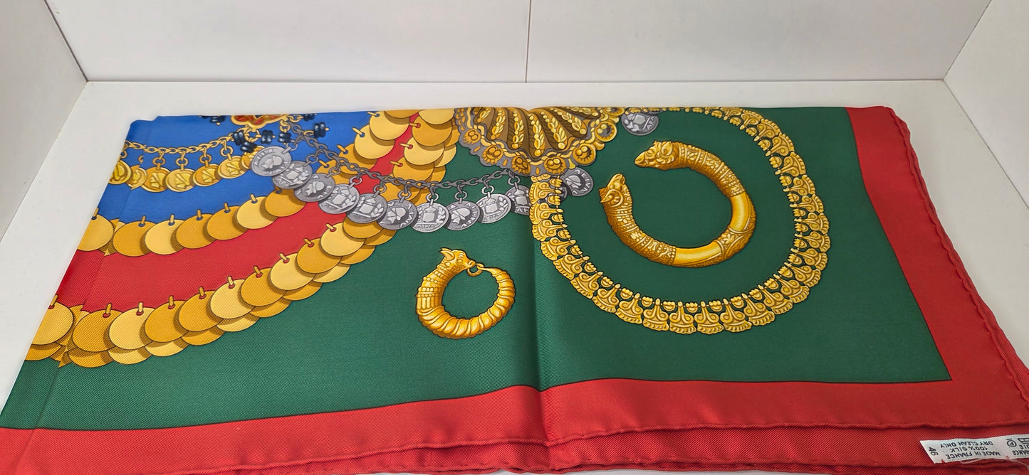 Carré Hermès en twill de soie "Kosmima "