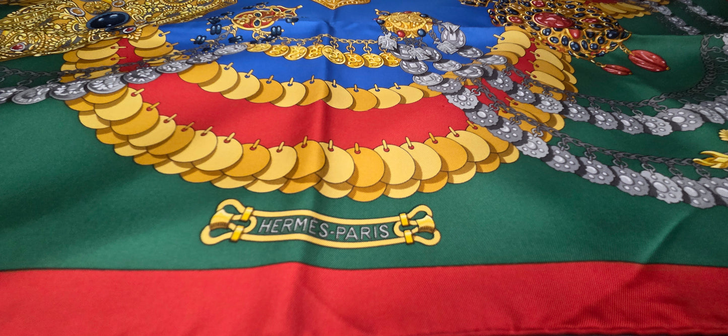 Carré Hermès en twill de soie "Kosmima "