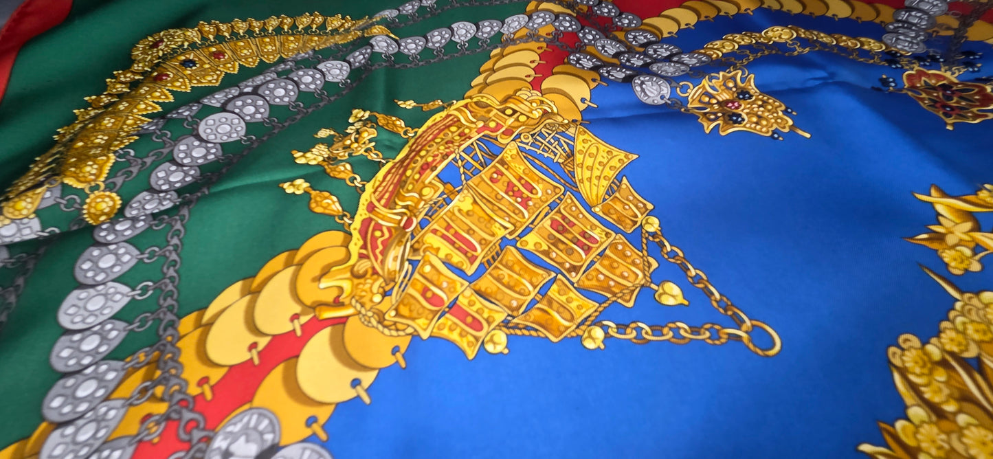 Carré Hermès en twill de soie "Kosmima "