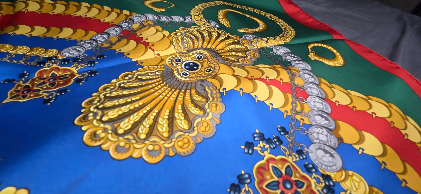 Carré Hermès en twill de soie "Kosmima "