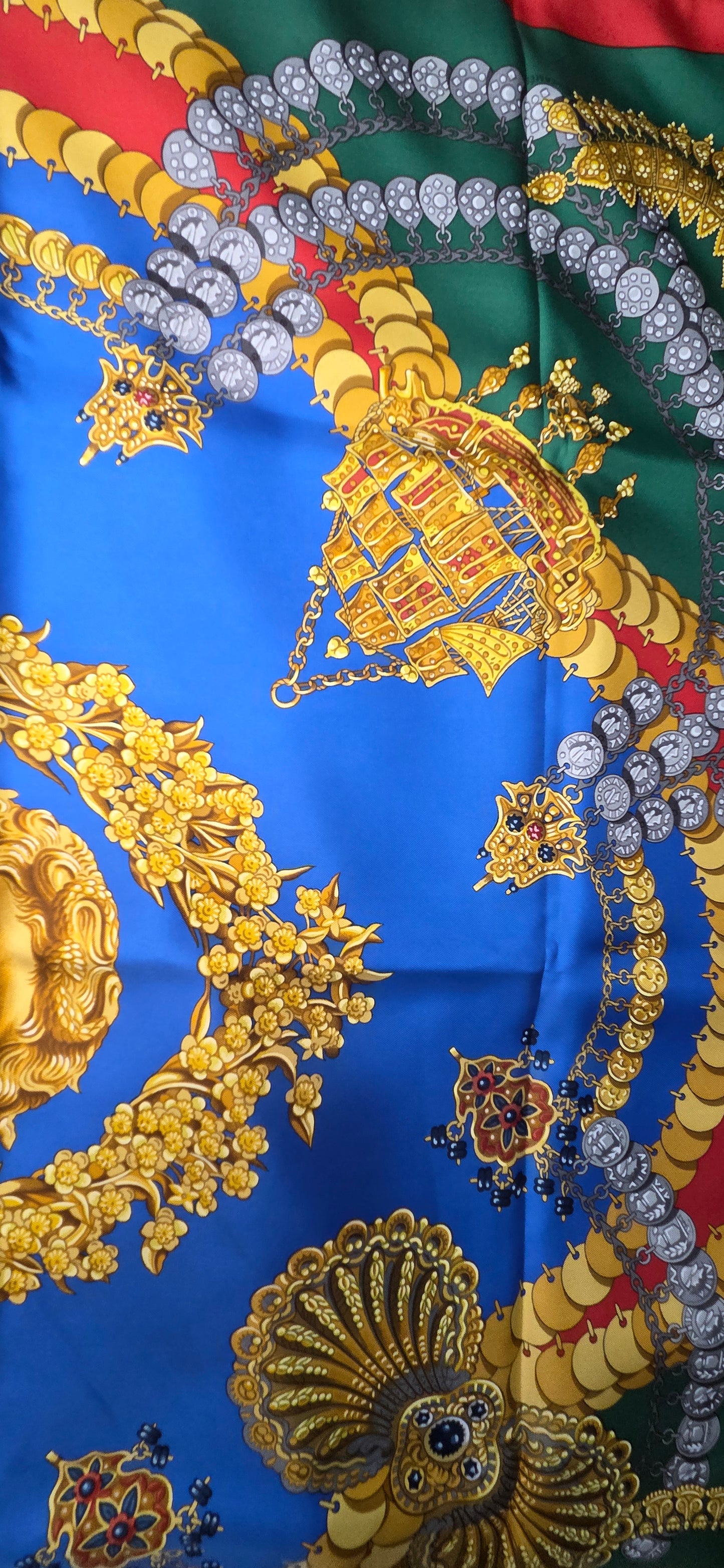 Carré Hermès en twill de soie "Kosmima "