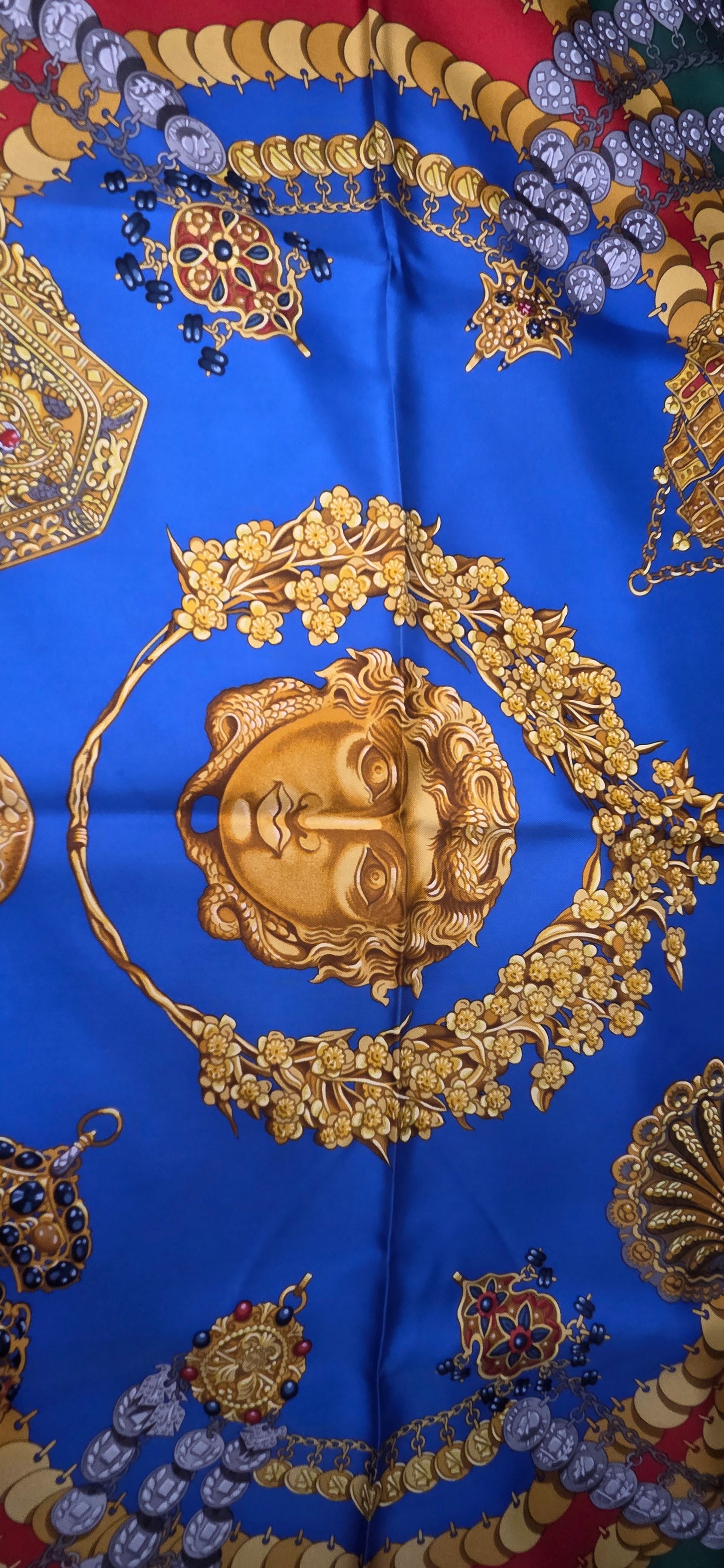Carré Hermès en twill de soie "Kosmima "