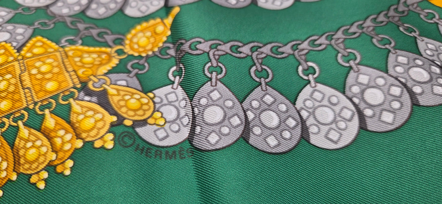 Carré Hermès en twill de soie "Kosmima "