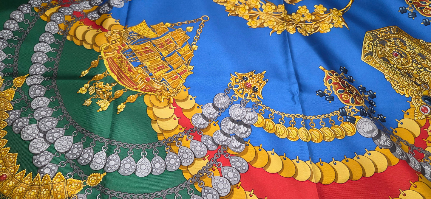 Carré Hermès en twill de soie "Kosmima "