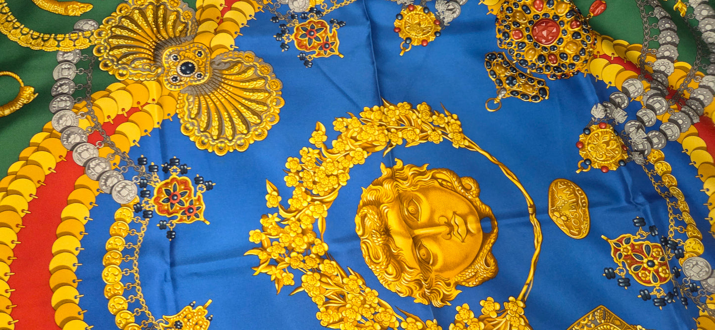 Carré Hermès en twill de soie "Kosmima "