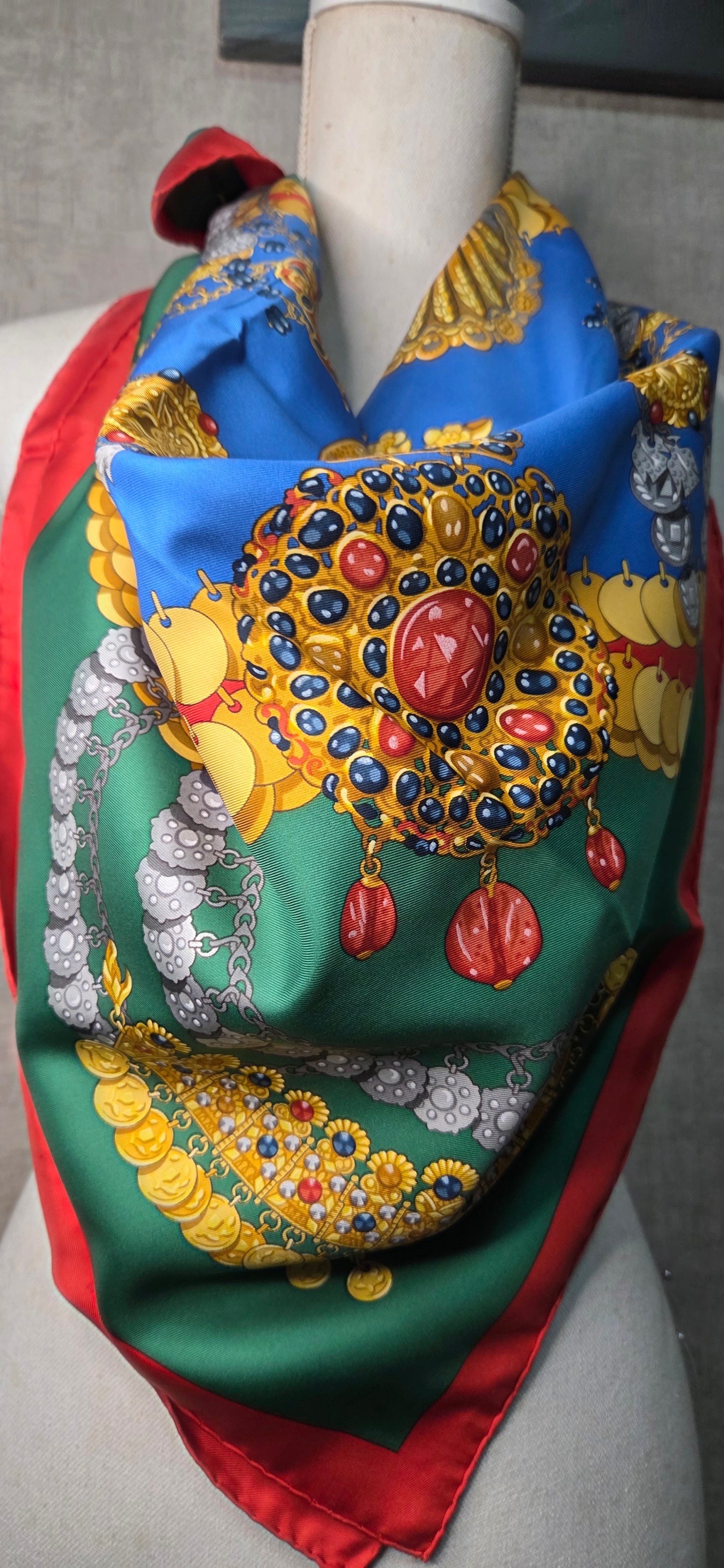 Carré Hermès en twill de soie "Kosmima "