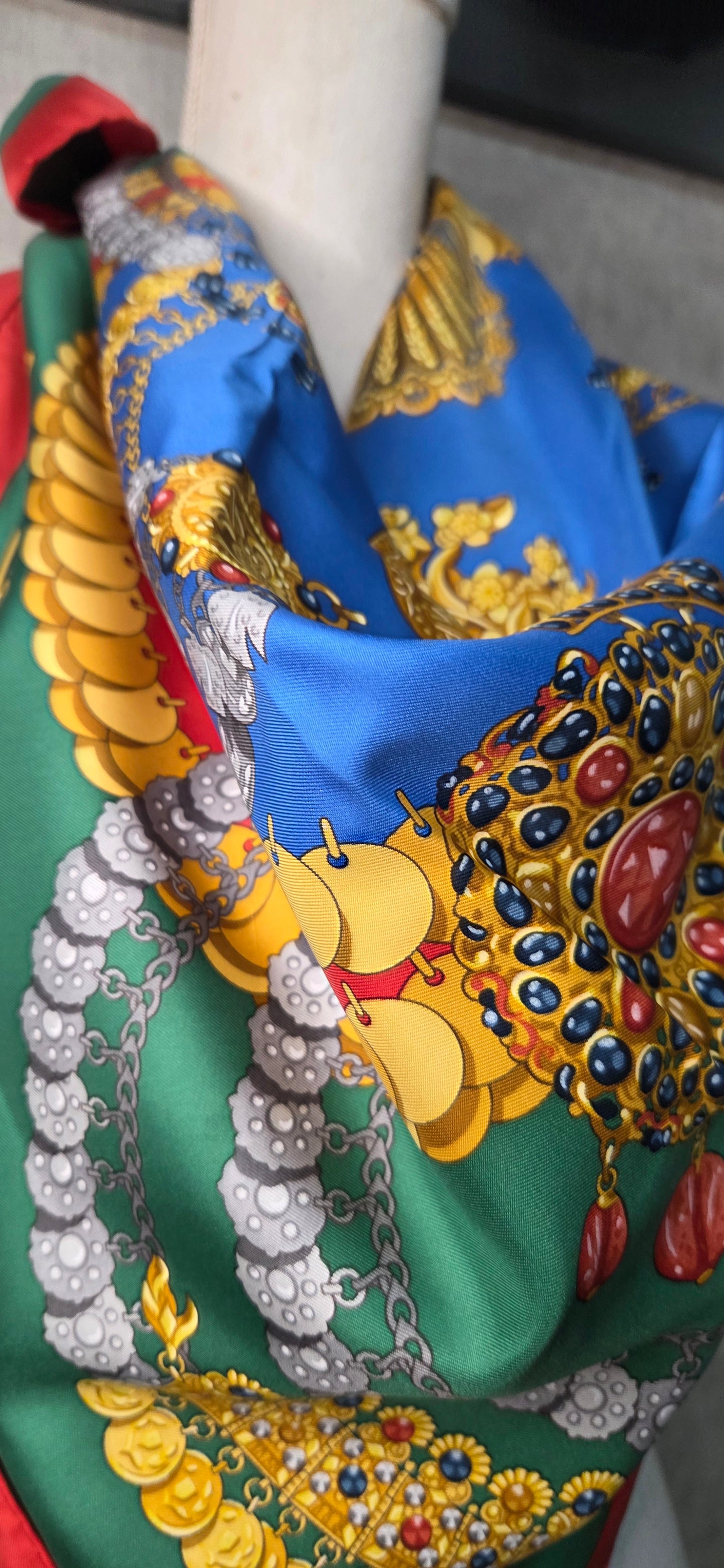 Carré Hermès en twill de soie "Kosmima "