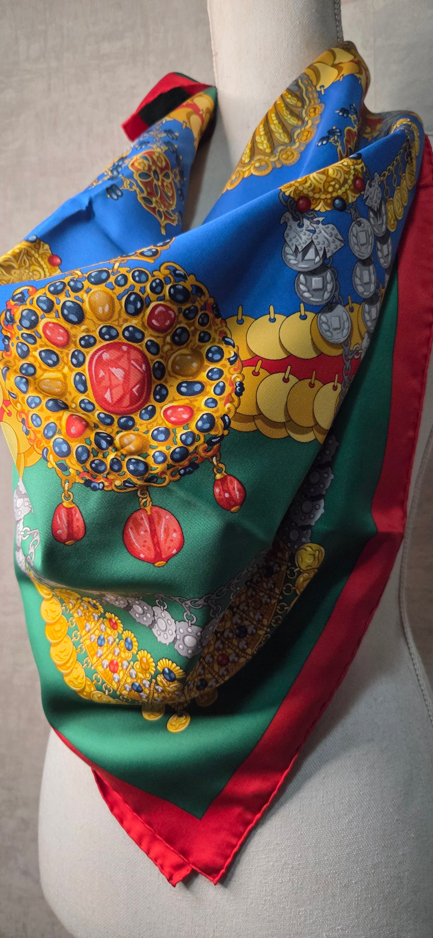 Carré Hermès en twill de soie "Kosmima "